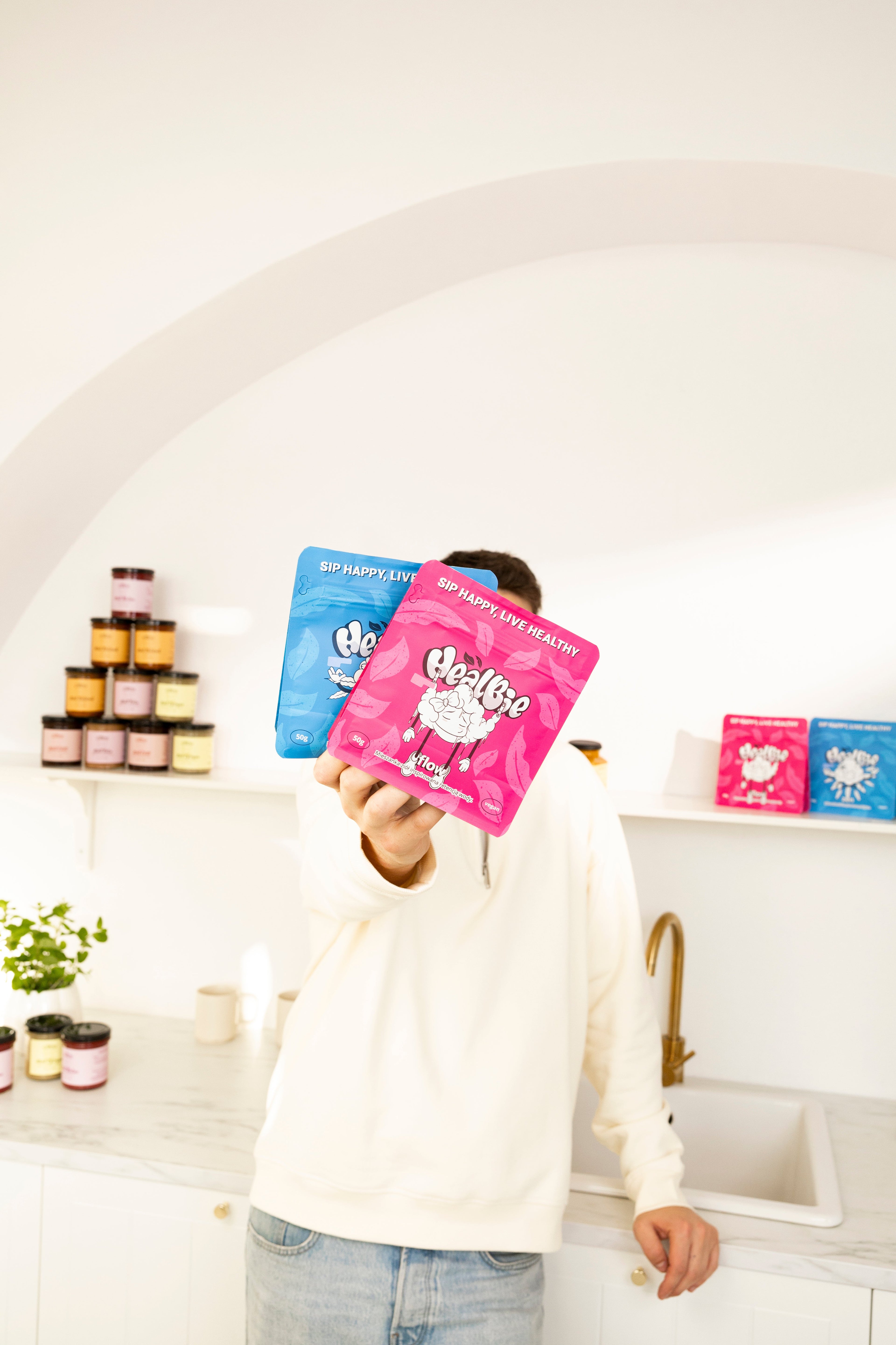 mieszanki ziół flow i zen w dłoni, prezentacja produktu