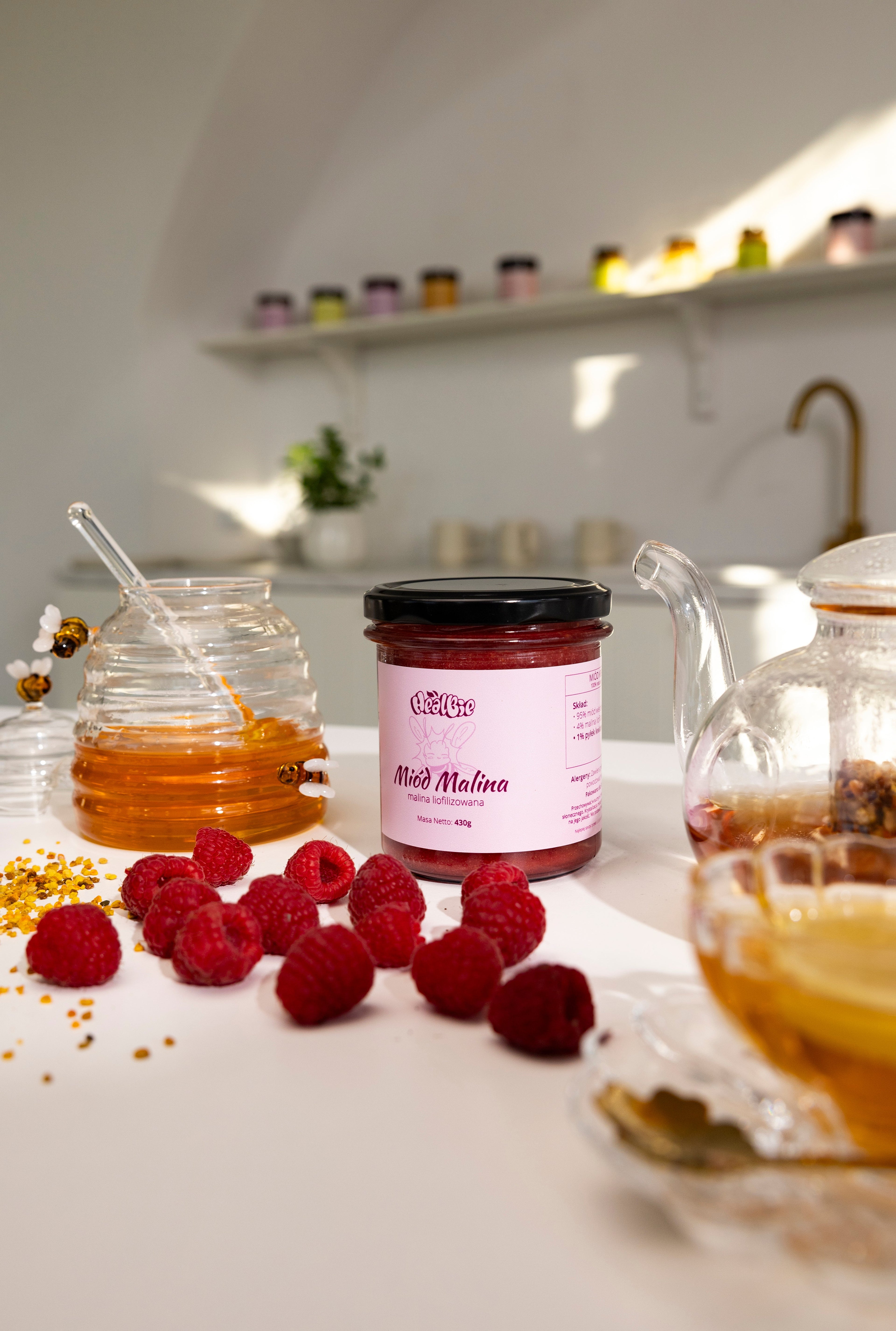 miód kremowany wielokwiatowy malina w słoiku na stole