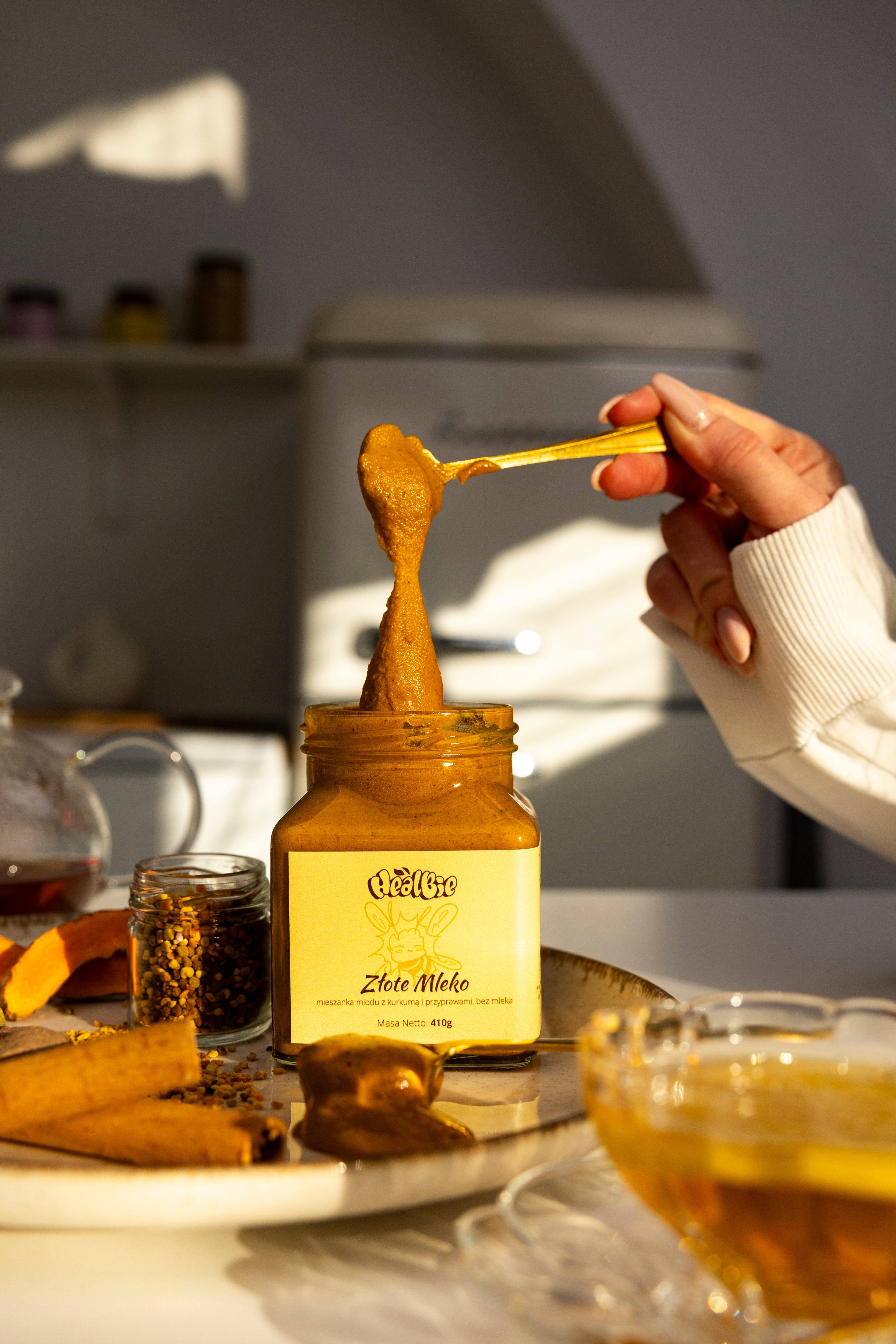 miód kremowany wielokwiatowy z przyprawami i pyłkiem kwiatowym na złote mleko 