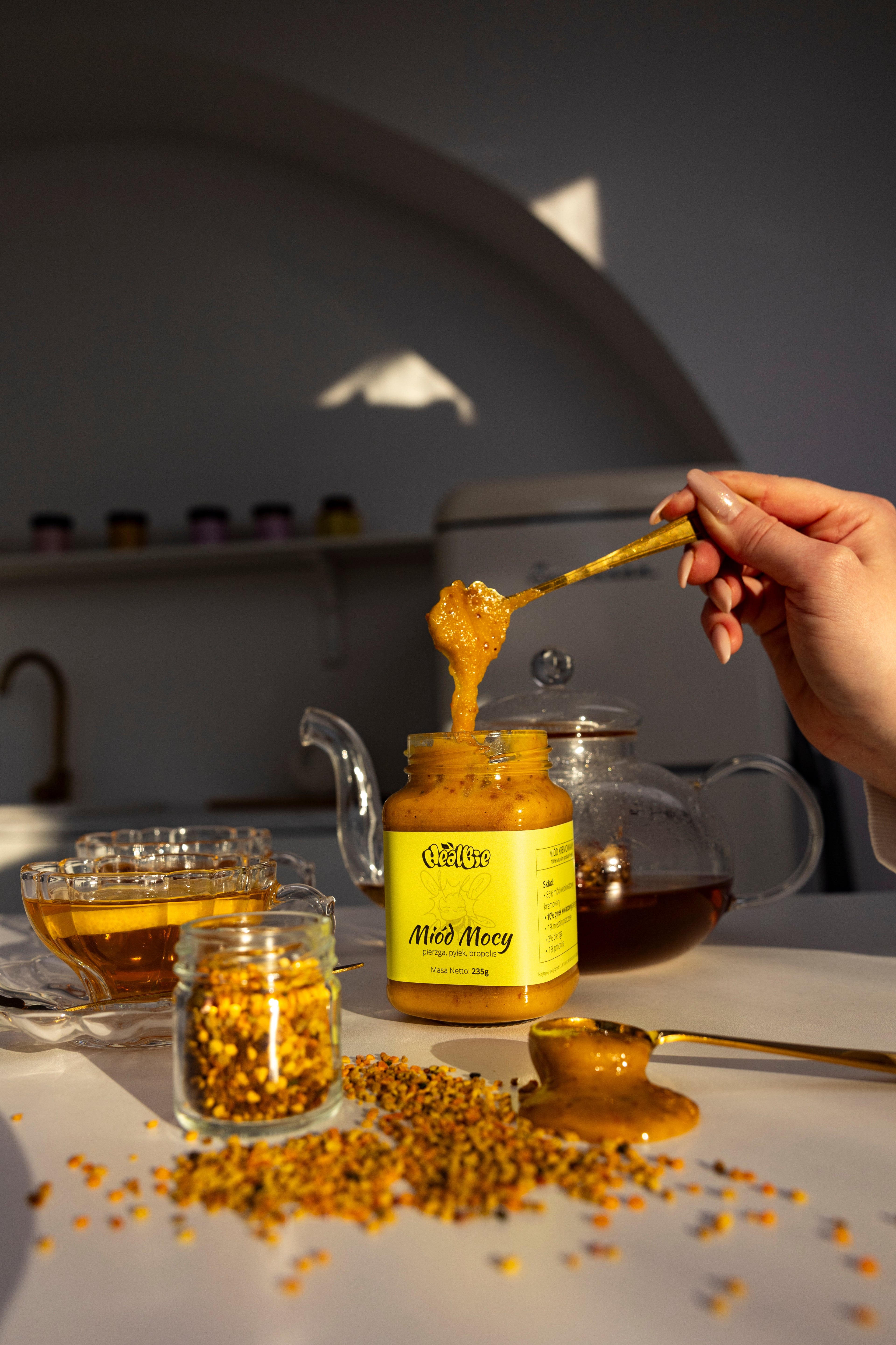 miód mocy kremowany wielokwiatowy w słoiku z pyłkiem kwiatowym i przyprawami pokazanie konsystencji 