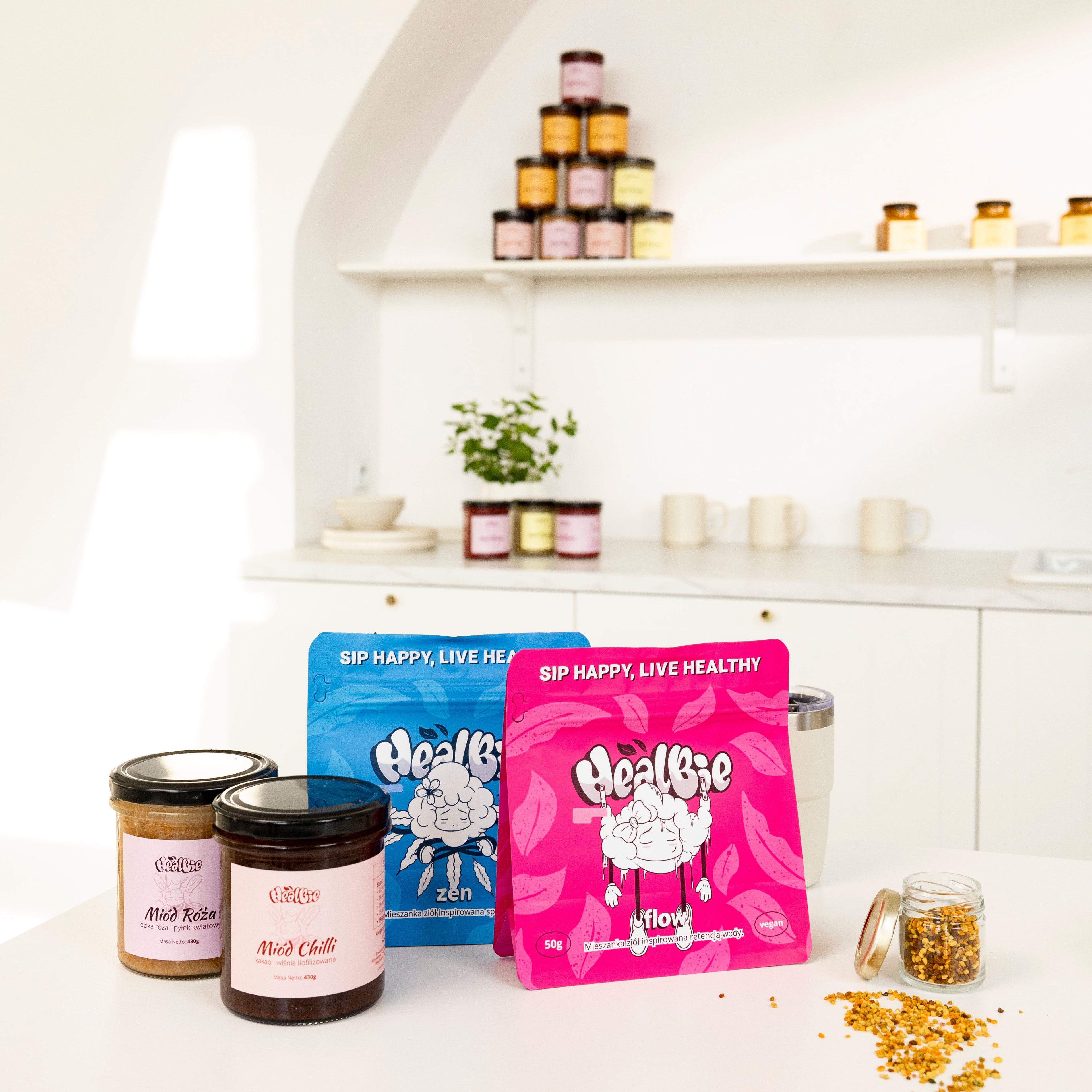 miód kremowany i mieszanki ziołowe z pyłkiem kwiatowym na stole