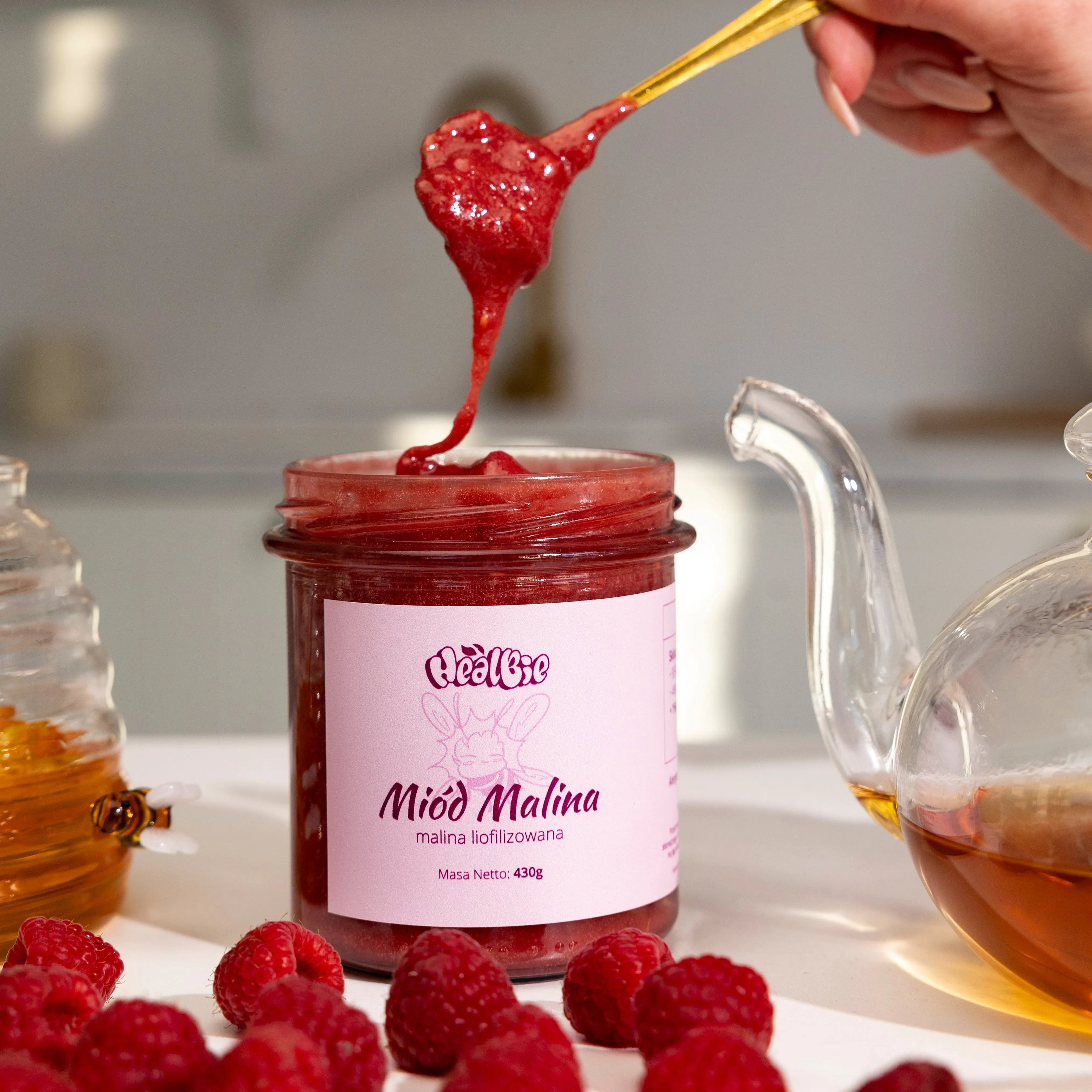 miód kremowany wielokwiatowy z maliną liofilizowaną w słoiku