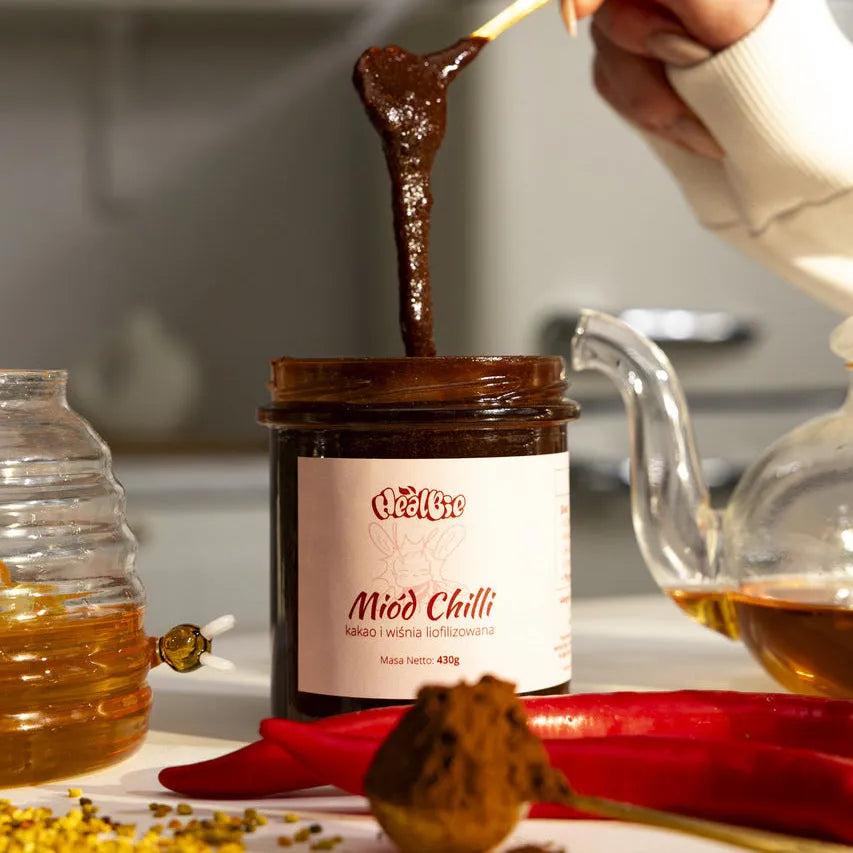 miód kremowany wielokwiatowy z kakao, wiśnią o chilli  w słoiku