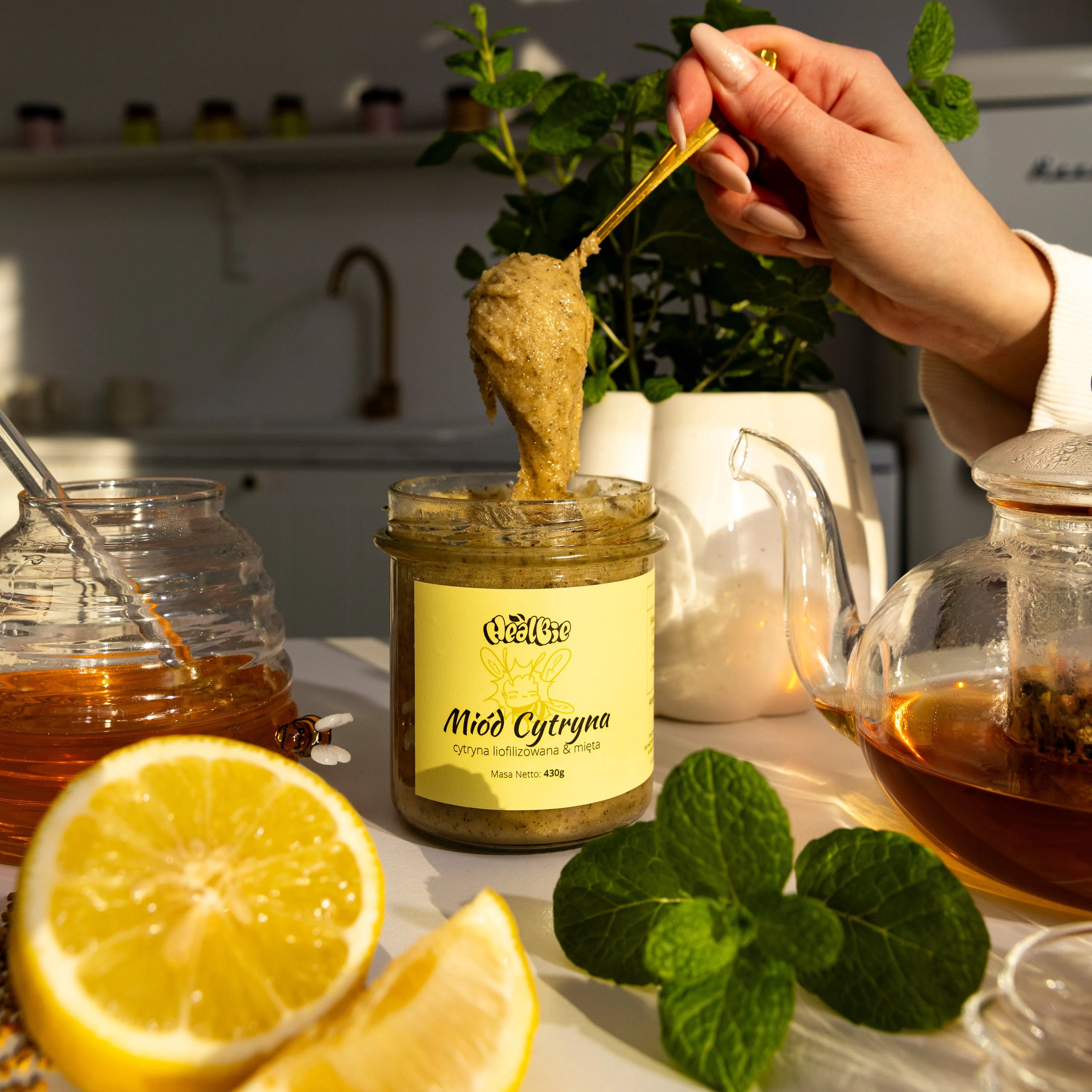 miód kremowany wielokwiatowy z cytryną i miętą w słoiku 
