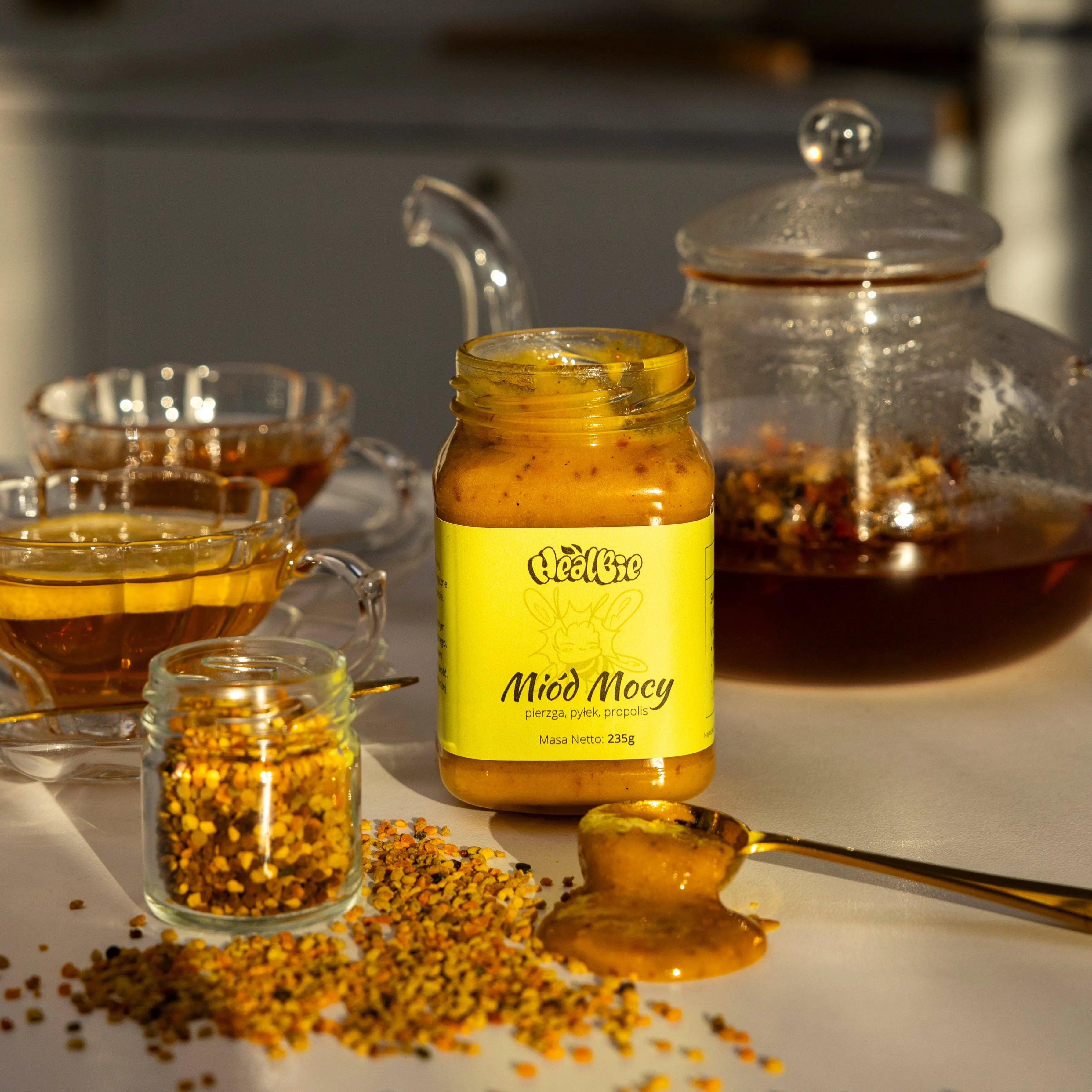 miód kremowany wielokwiatowy z pyłkiem i produktami pszczelimi w słoiku