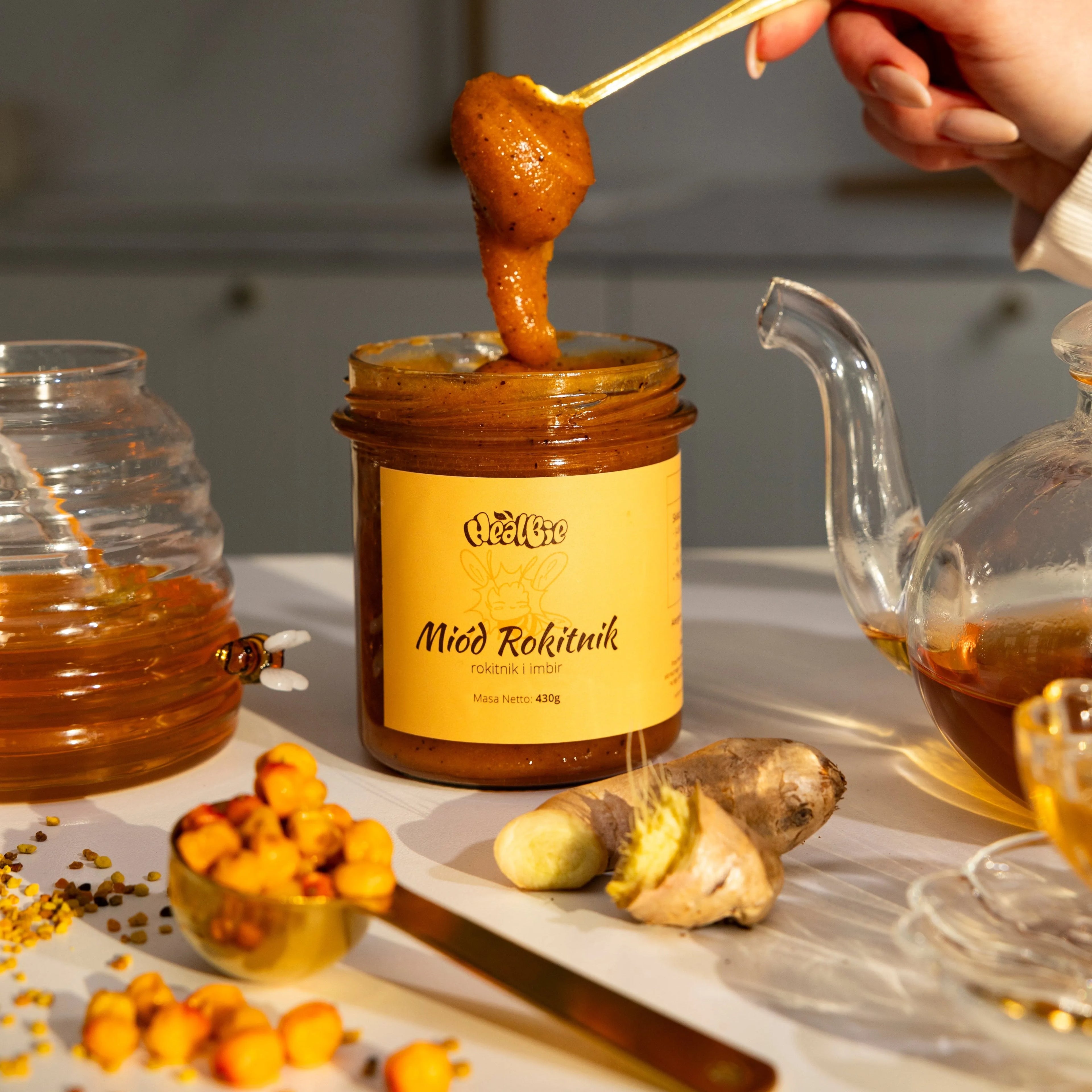 miód kremowany wielokwiatowy z rokitnikiem i imbirem w słoiku