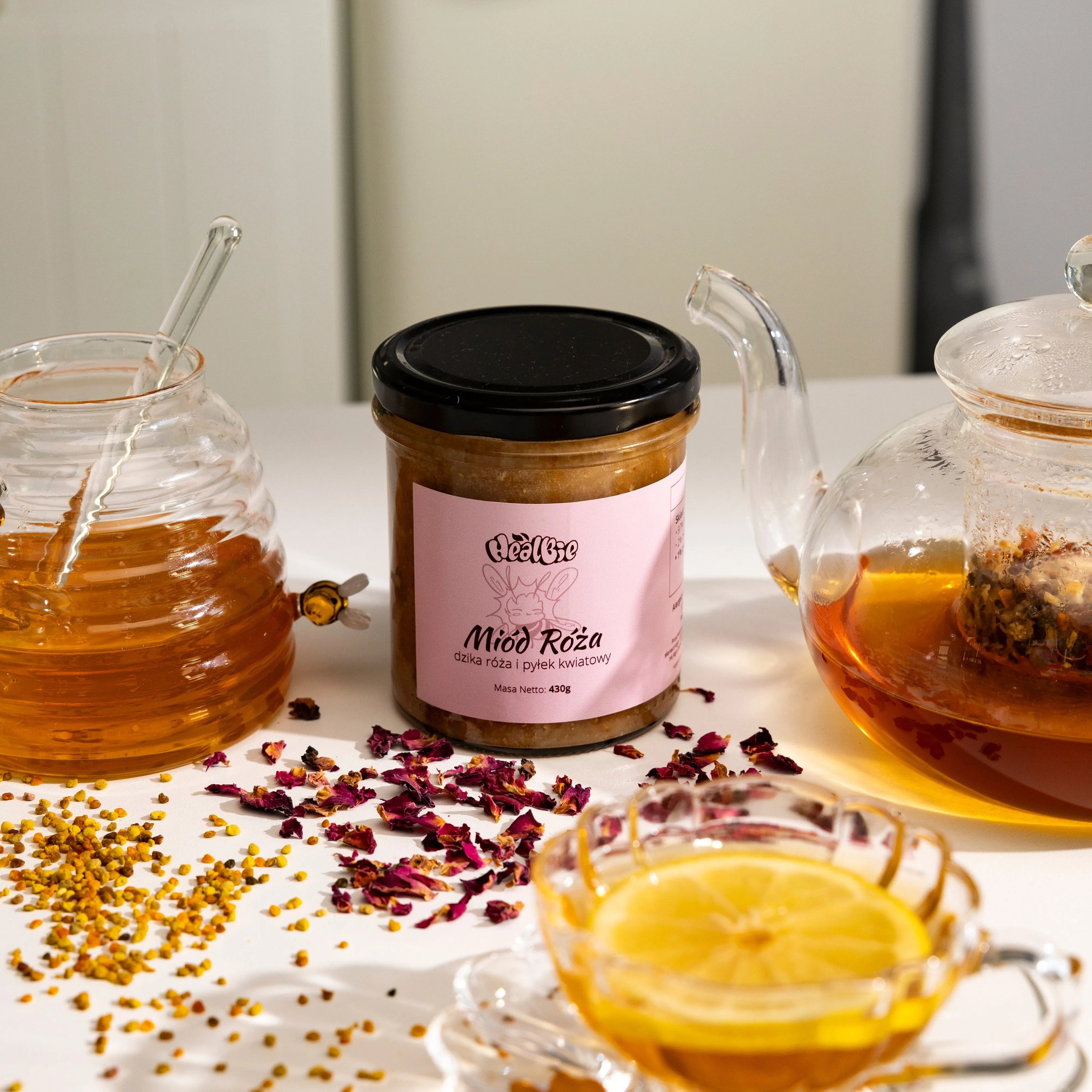 miód kremowany wielokwiatowy z płatkami dzikiej róży w słoiku