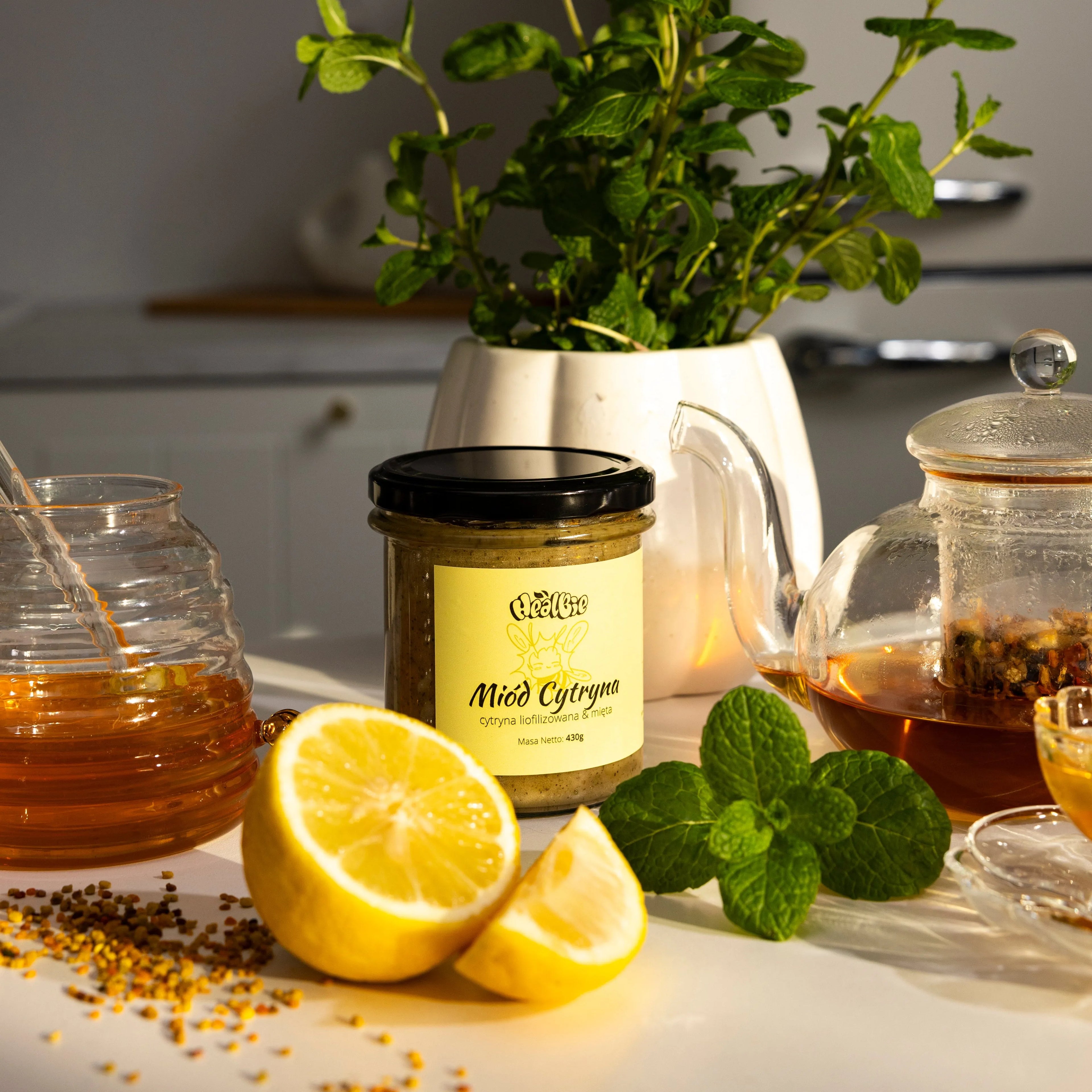 miód kremowany wielokwiatowy z cytryną i miętą w słoiku 