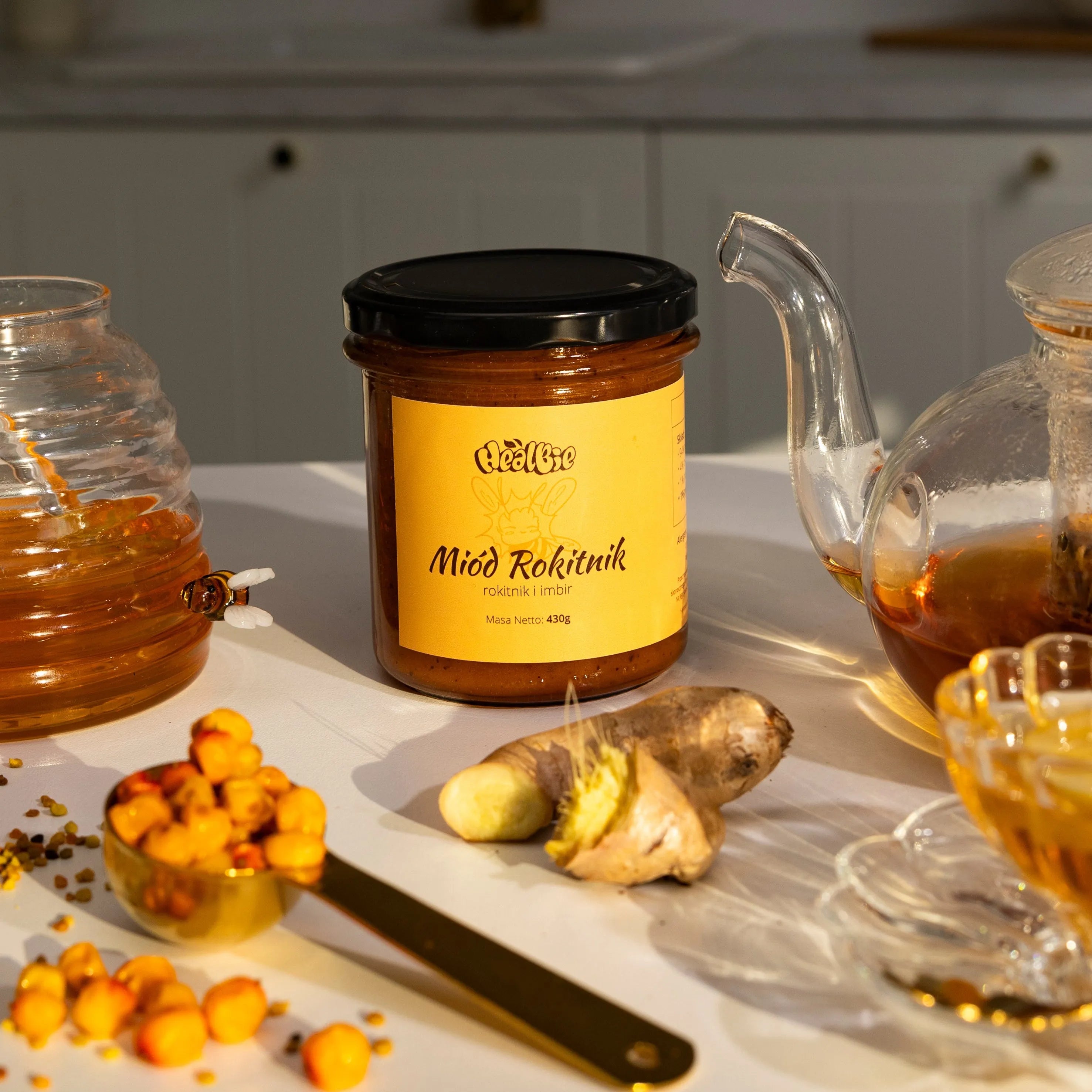 miód kremowany wielokwiatowy z rokitnikiem i imbirem w słoiku