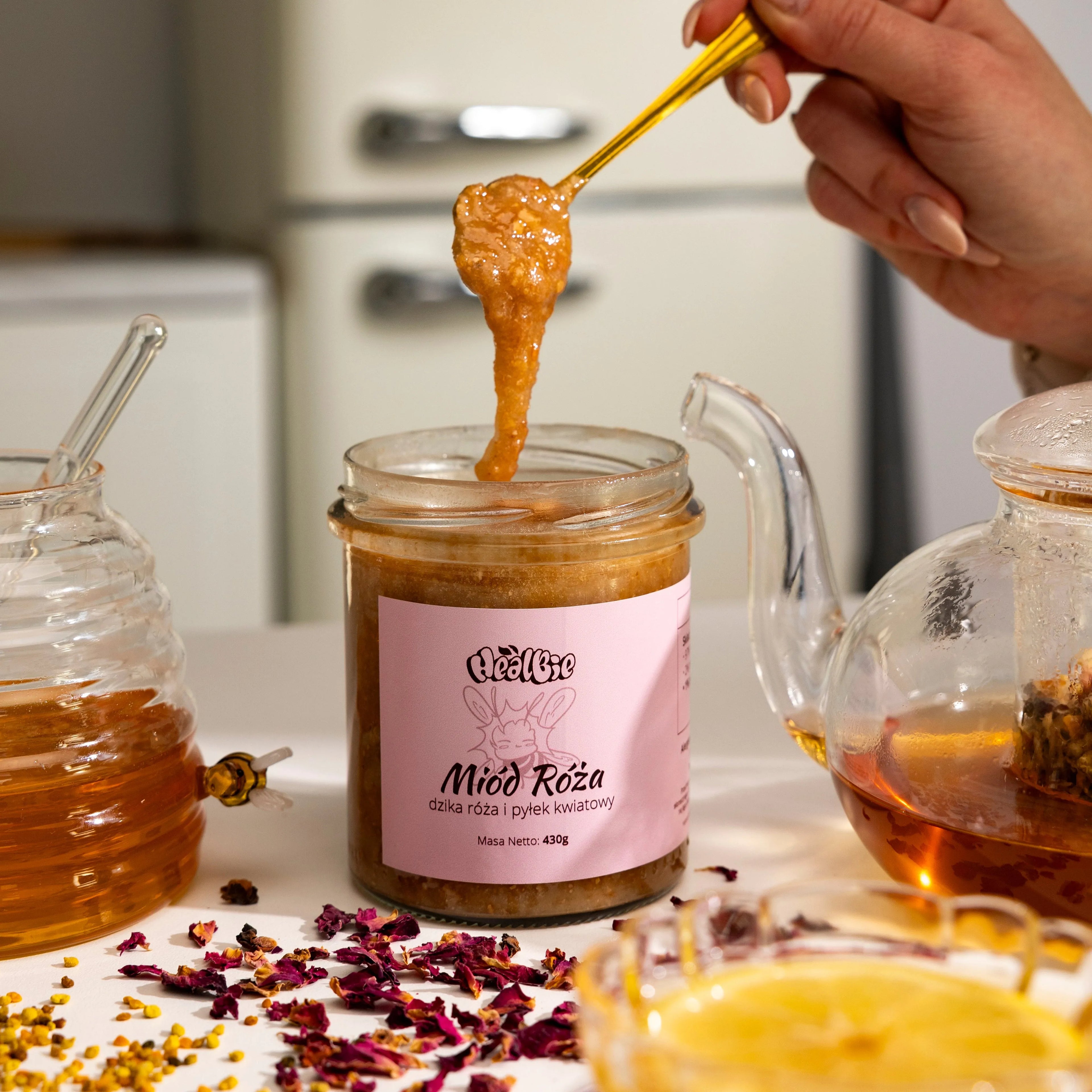 miód kremowany wielokwiatowy z płatkami dzikiej róży w słoiku