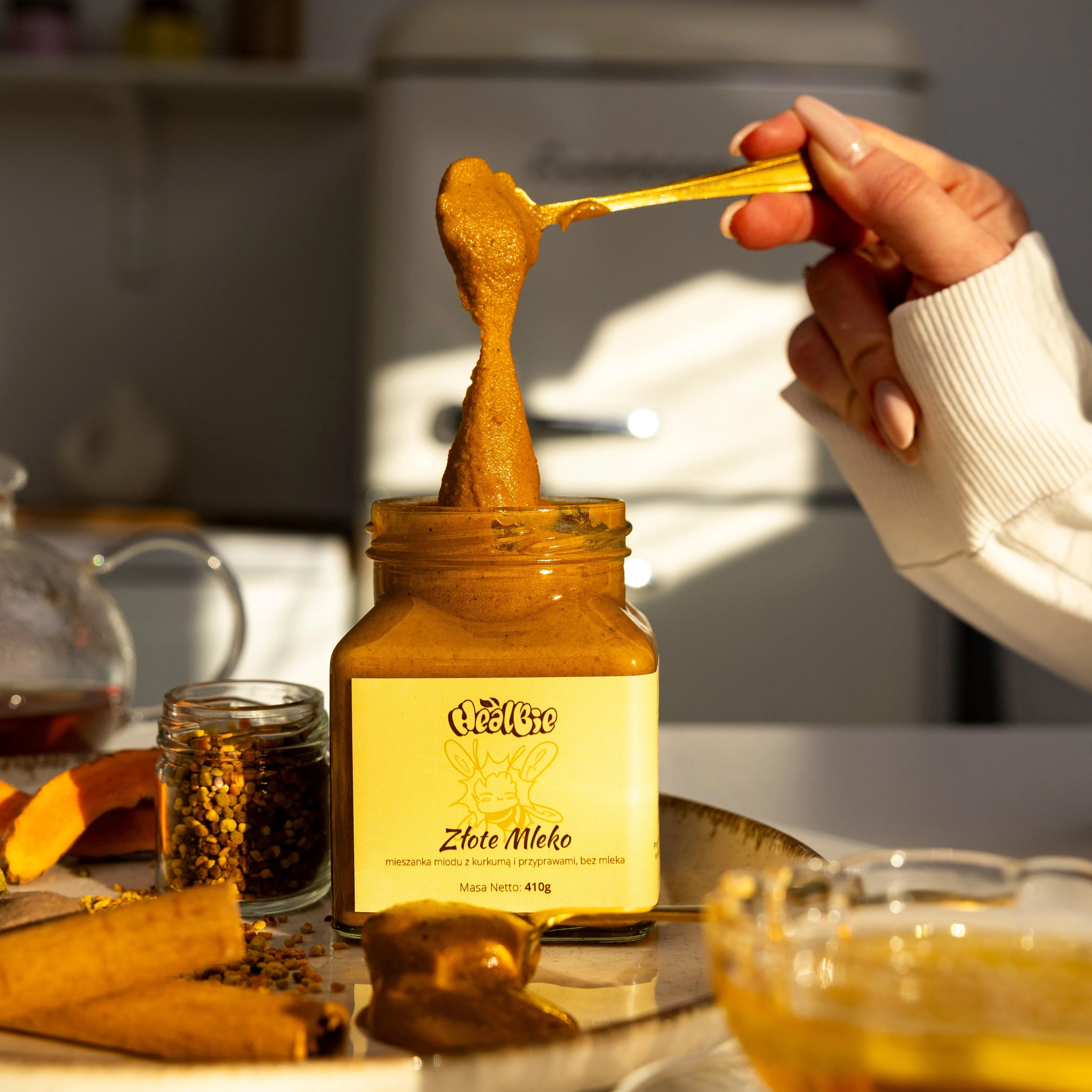 miód kremowany wielokwiatowy z kurkumą i przyprawami korzennymi