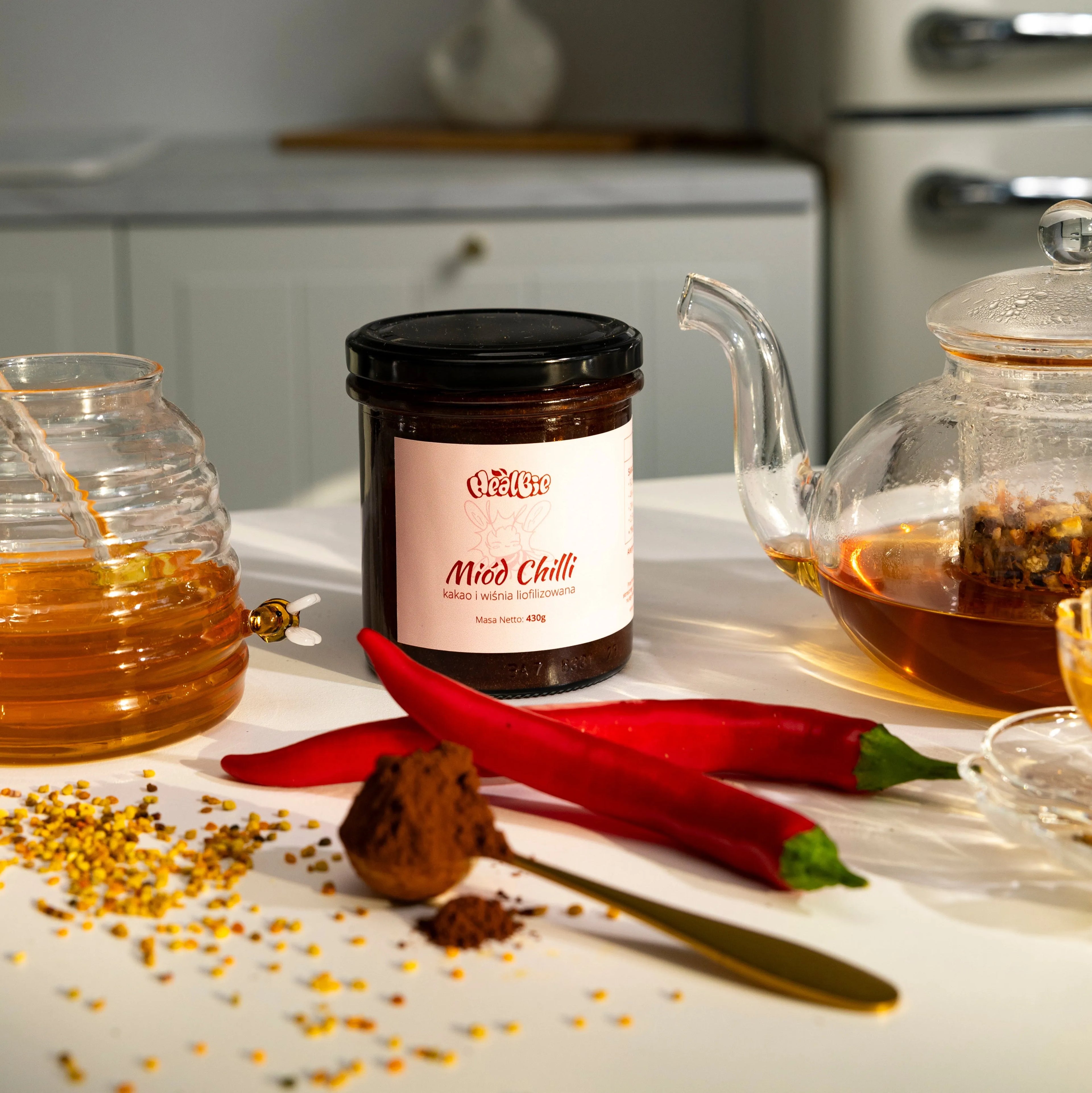 miód kremowany wielokwiatowy z kakao, wiśnią o chilli  w słoiku