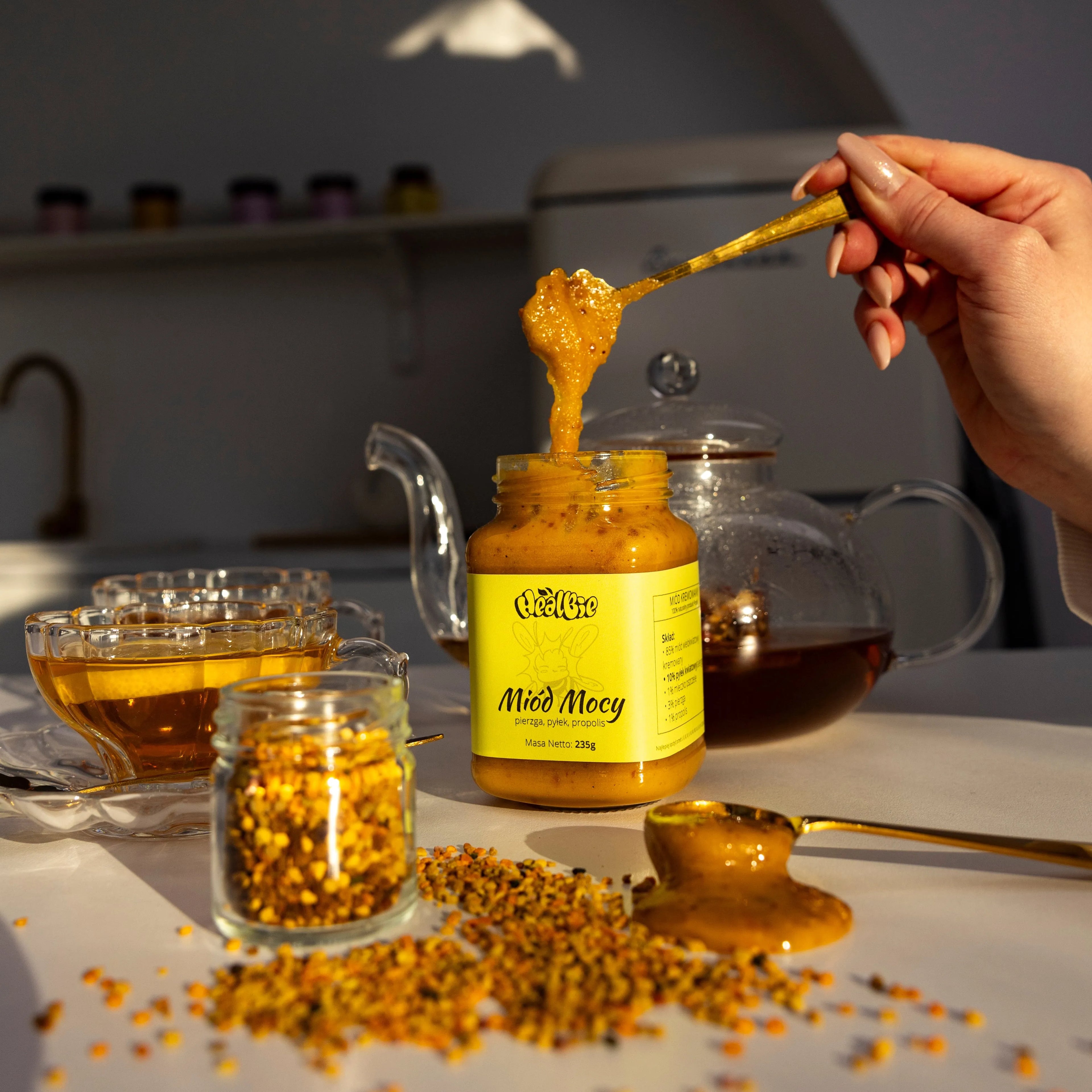 miód kremowany wielokwiatowy z pyłkiem i produktami pszczelimi w słoiku