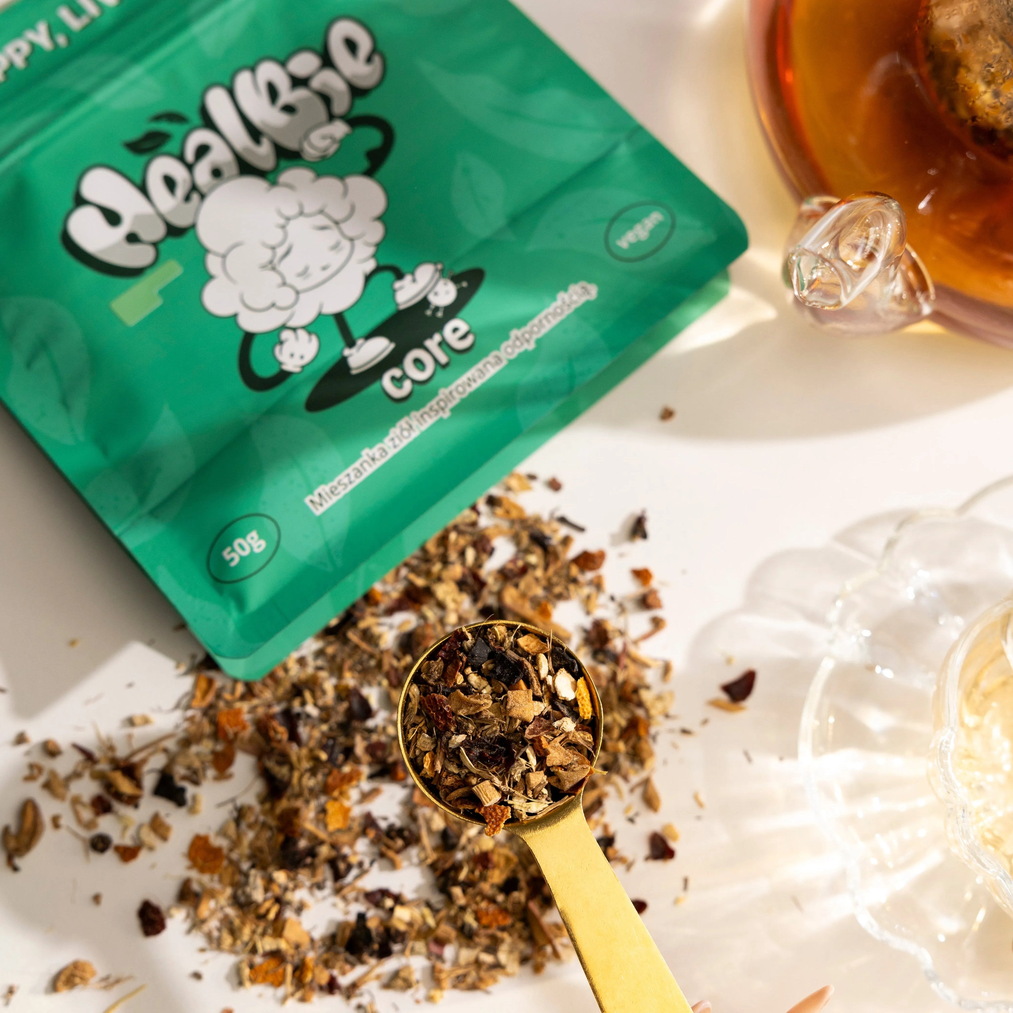 ziołowa herbata sypana z echinaceą, imbirem i owocami, widok suszu