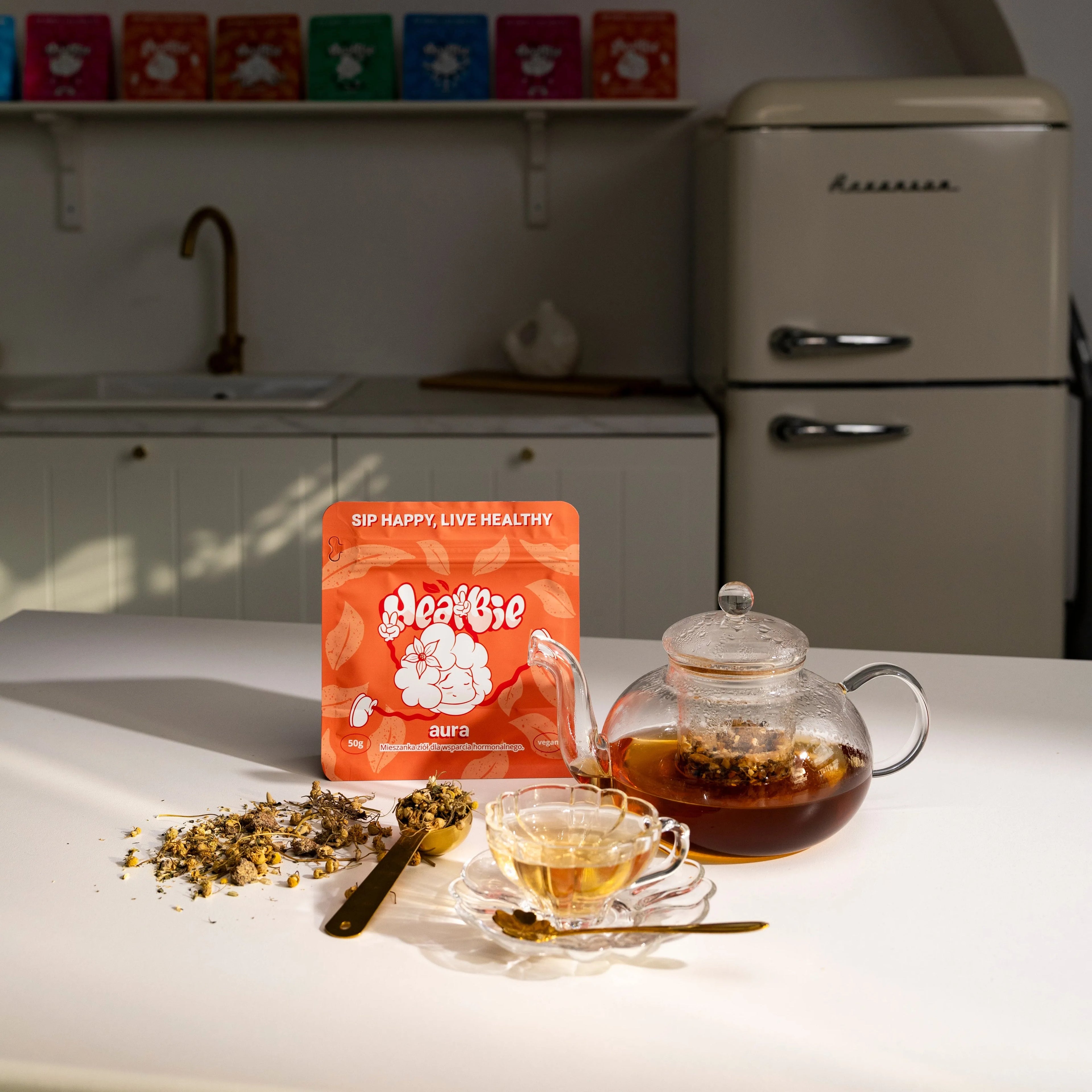 ziołowa herbata sypana z pokrzywą, rumiankiem i owocami, mieszanka ziół