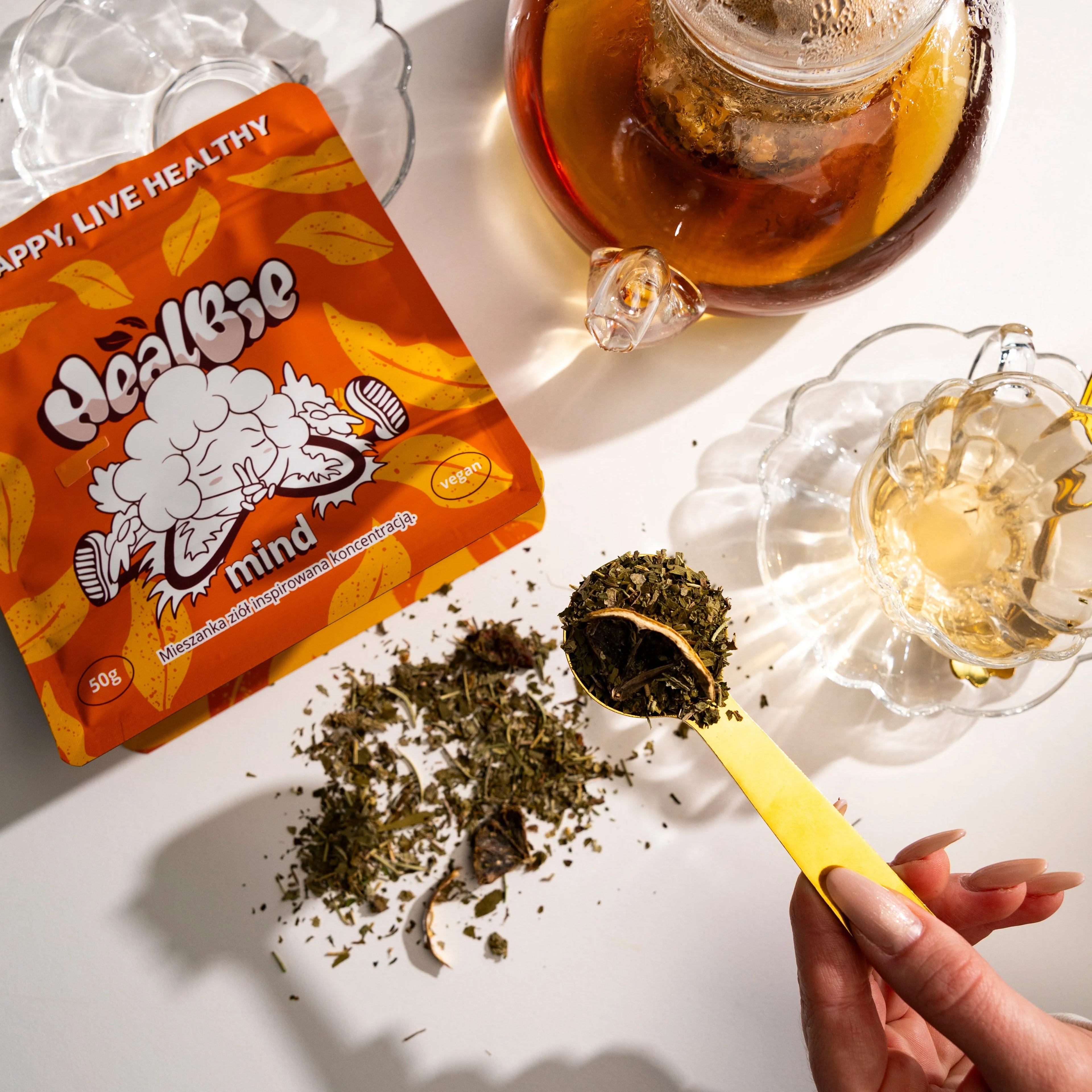 ziołowa herbata sypana z miętą, rozmarynem i liściem ginkgo, widok suszu