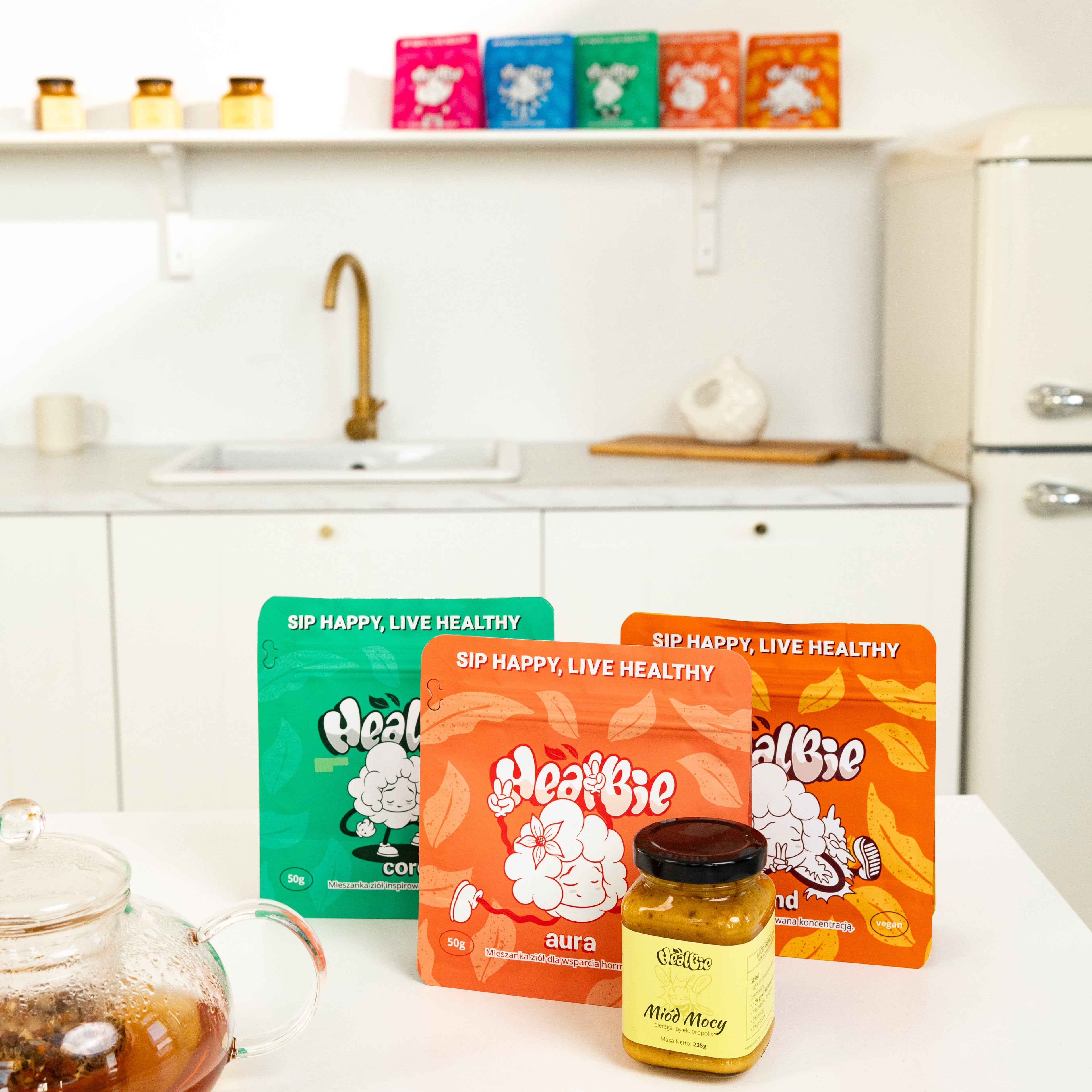 mieszanki ziół w opakowaniach i miód kremowany w słoiku na stole 