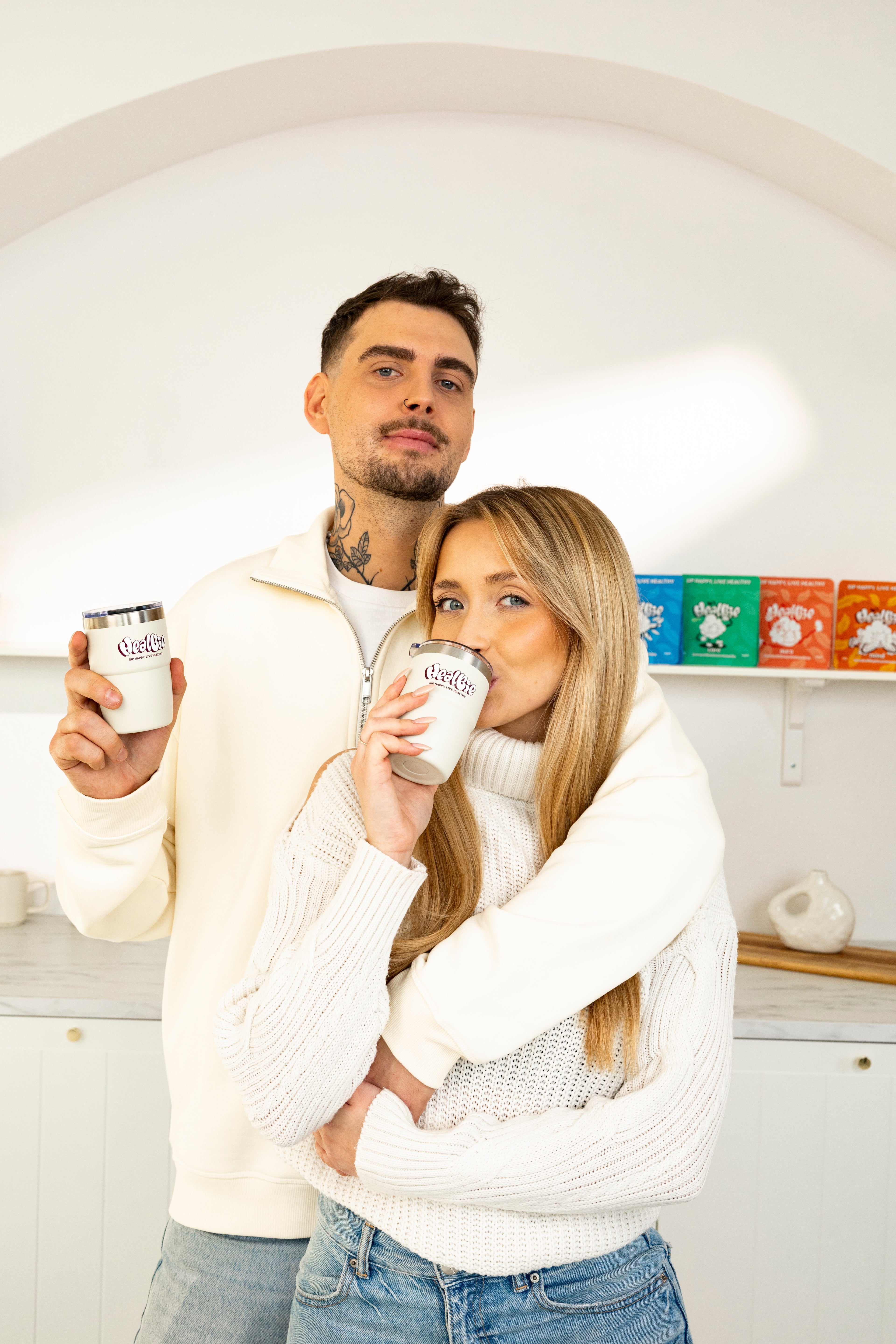 kubki termiczne w jasnym kolorze na sesji healbie, zdjęcie produktu