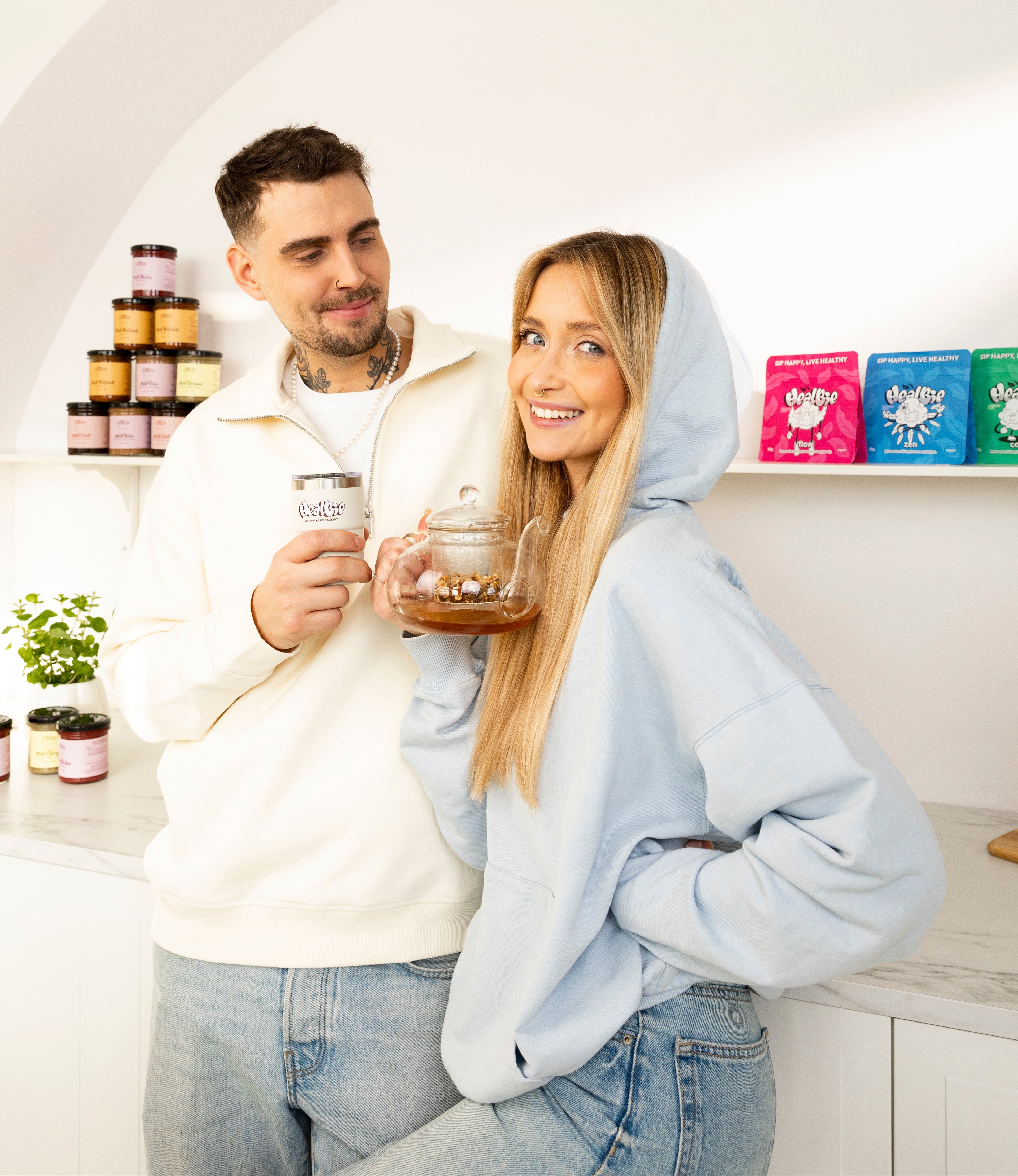 mieszanka ziół zaparzona w dzbanku, kubek termiczny jasny kolor 