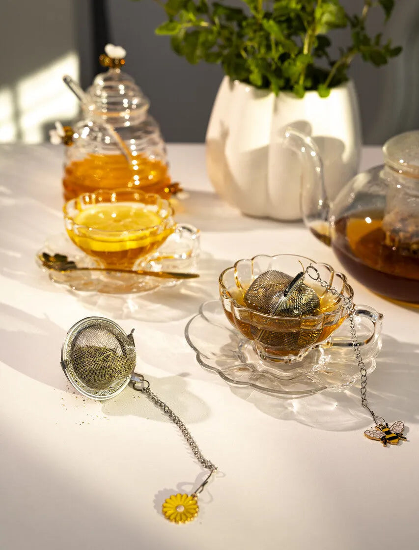 zaparzacze do herbaty i ziół na stole w kształcie pszczółki i kwiatka 